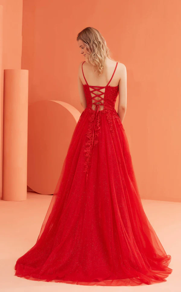 Vestido de fiesta de corte A, escote en V profundo, tirantes finos, aberturas laterales de gasa bordada y largo hasta el suelo.